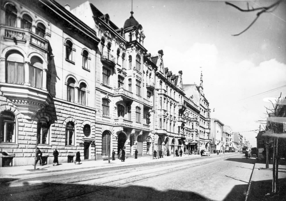 W ślad za Borejszą Brzechwa przeprowadził się do Łodzi. Na zdjęciu ulica Piotrowska w czasie okupacji (domena publiczna).