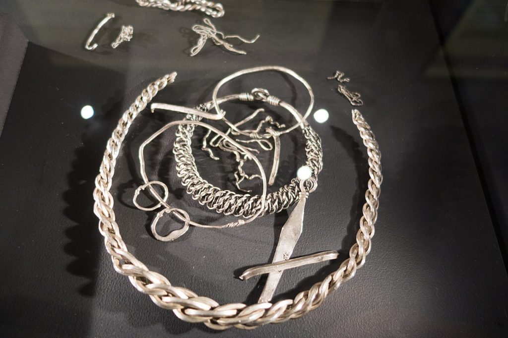 Wikińska biżuteria prezentowana na wystawie a Muzeum Królewskim w Ontario (Thomas Quine/CC BY 2.0).