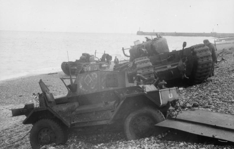 Wraki samochodu pancernego oraz czołgu Churchill zniszczonych przez Niemców pod Dieppe (Bundesarchiv/Jörgensen/CC-BY-SA 3.0).