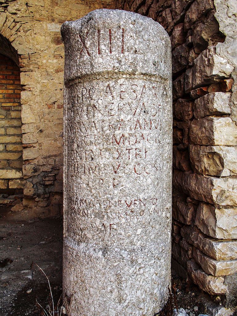 Kamień miliowy z via Traiana (Antonio De Capua/CC BY-SA 2.0).