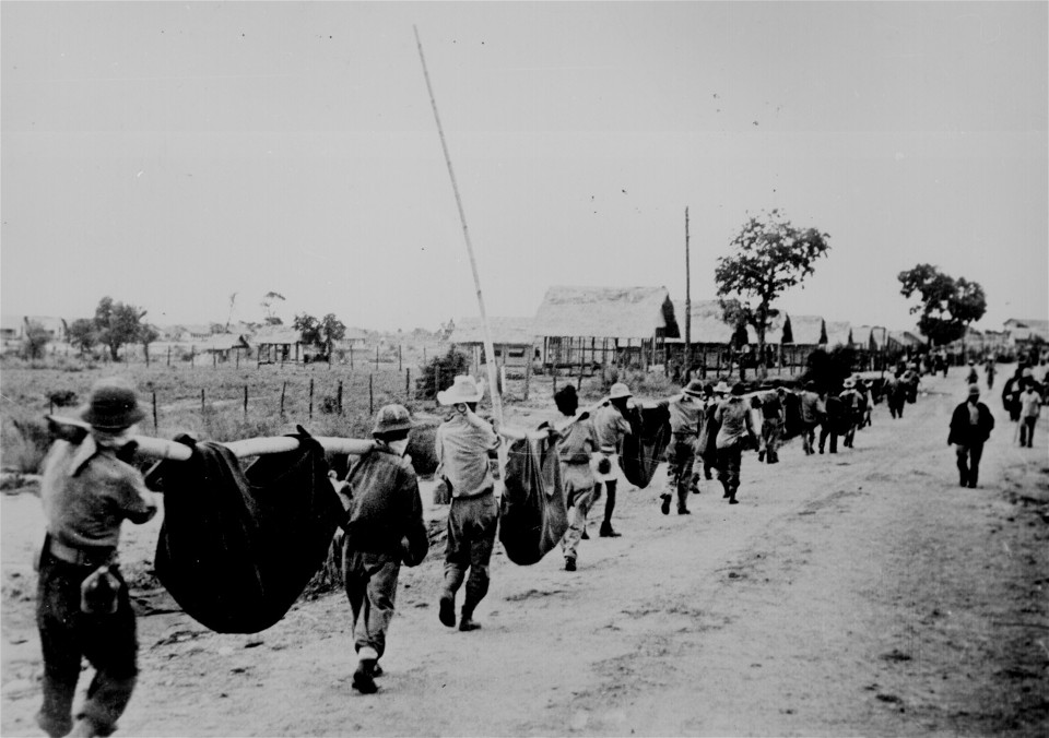 Amerykańscy i filipińscy żołnierze podczas marszu z Bataan do obozu jenieckiego (domena publiczna).