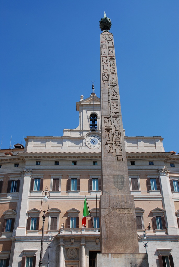 Obelisk, który służył za wskazówkę w Solarium Augusti. Obecnie ustawiony jest przed siedziba włoskiego parlamentu (Yellow.Ca/CC BY 2.0).