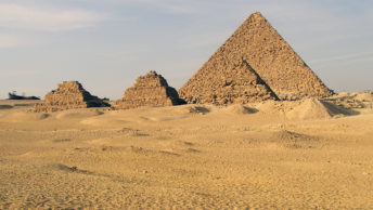 Piramidy towarzyszące przed piramidą Mykerinosa