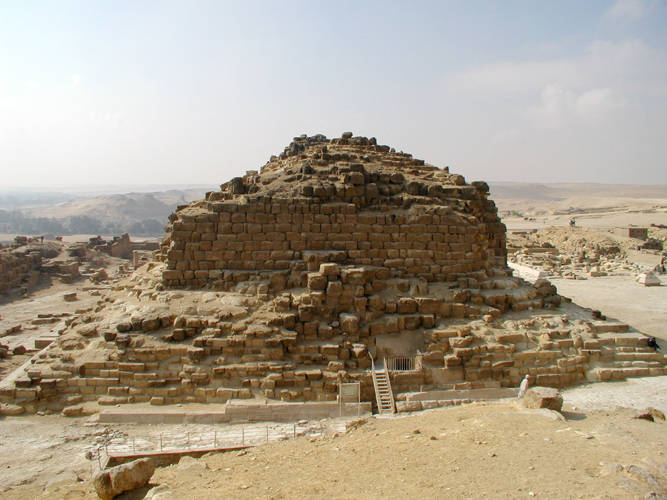 Pozostałości piramidy G1-b obok piramidy