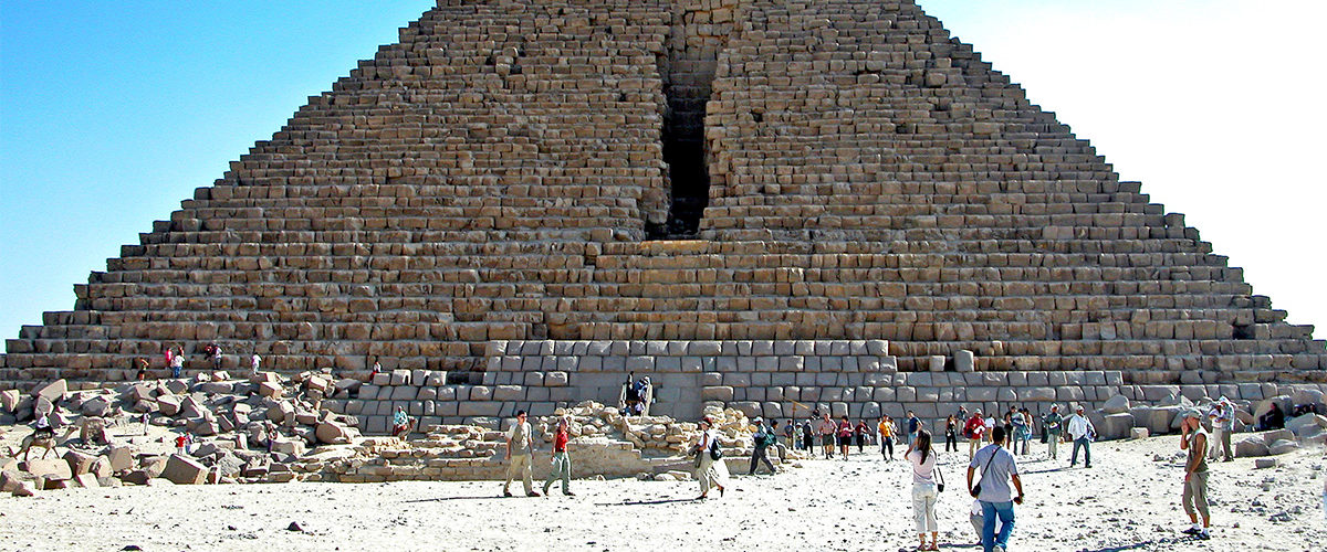 Wyrwa w boku piramidy Menkaure (fot. Dennis Jarvis, lic. CC-BY-SA 2,0).