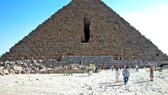 Wyrwa w boku piramidy Menkaure (fot. Dennis Jarvis, lic. CC-BY-SA 2,0).