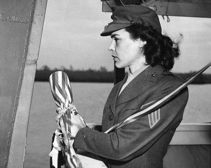Lena Basilone na zdjęciu wykonanym w grudniu 1945 roku (domena publiczna).