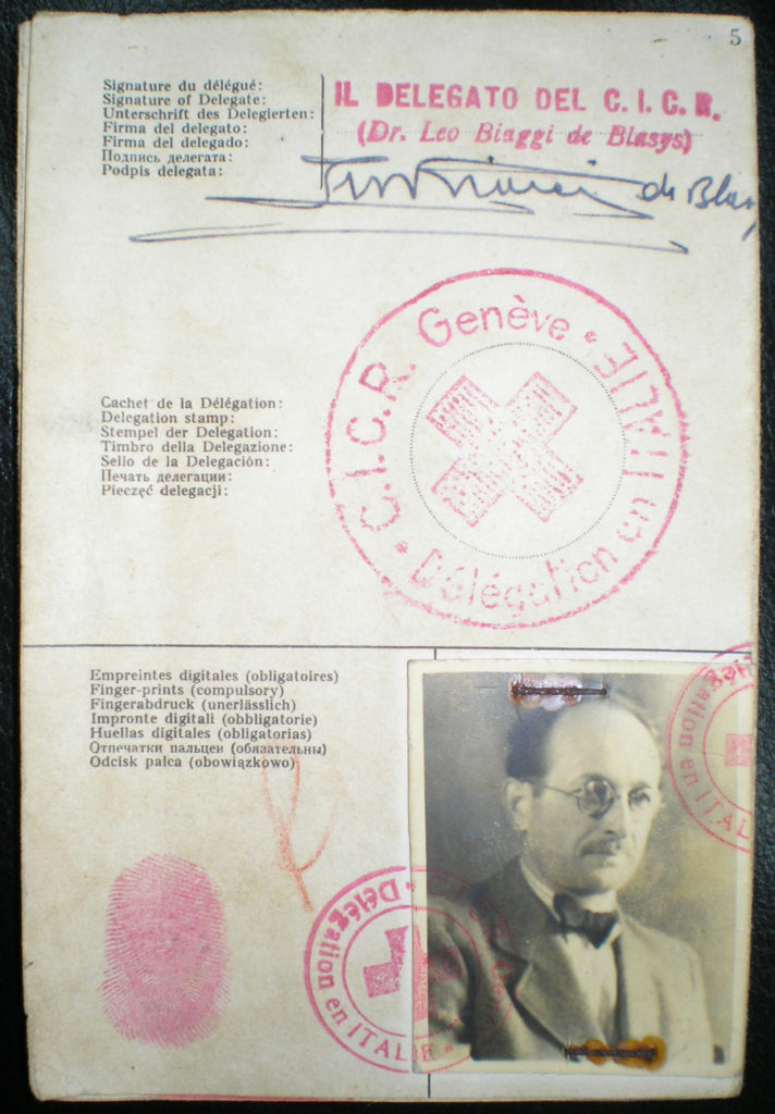 Paszport Czerwonego Krzyża. który umożliwił Eichmannowi wyjazd do Argentyny (domena publiczna).
