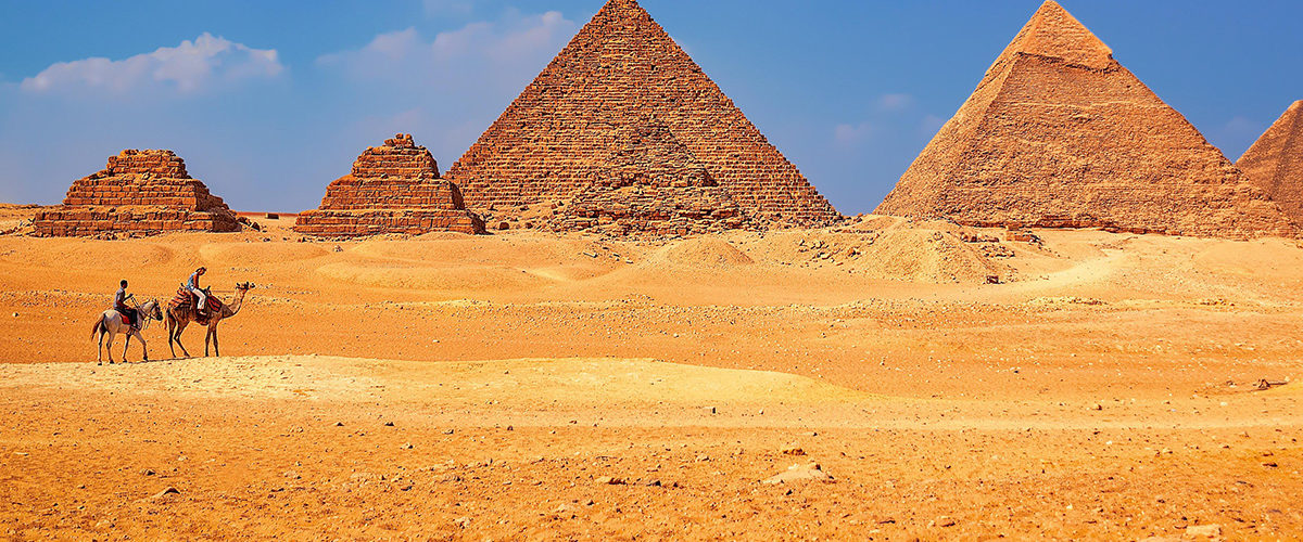 Piramidy w Gizie. Pośrodku na drugim planie - piramida Cheopsa.