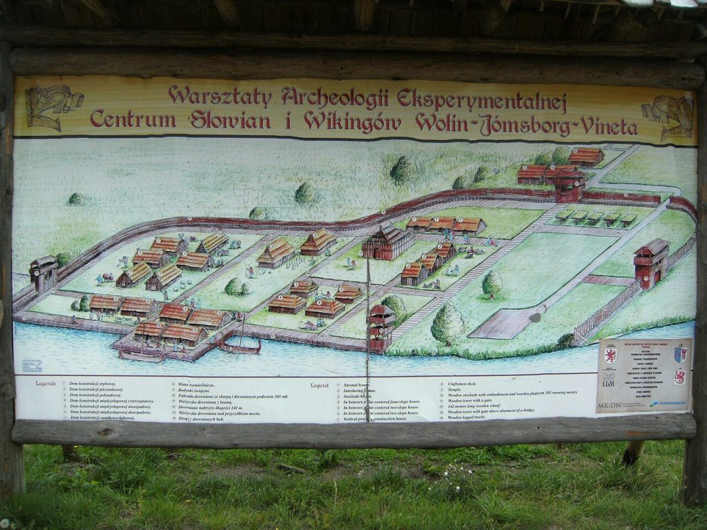 Plan Centrum Słowian i Wikingów na Wolinie. W centrum oznaczona numerem 9 słowiańska świątynia (Chron-Paul/CC BY-SA 3.0).