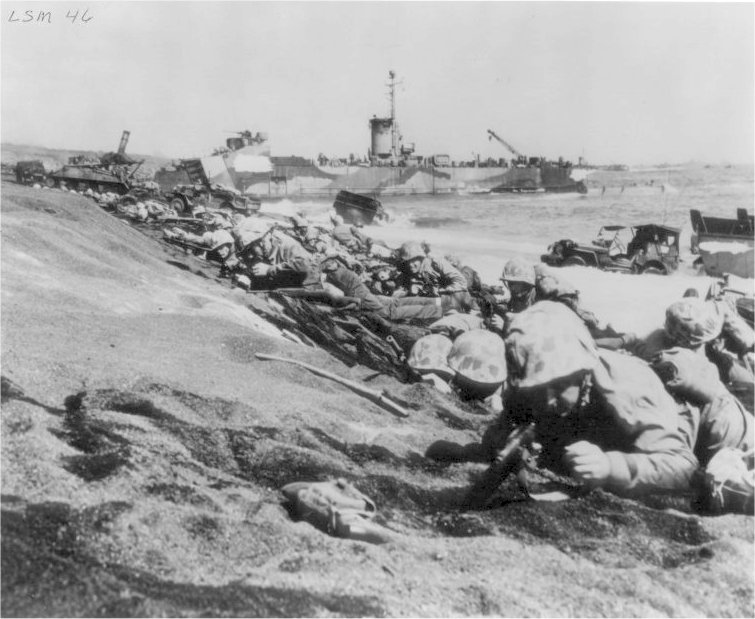 Żołnierze 4 Dywizji Marines podczas desantu na Iwo Jimie 19 lutego 1945 roku (domena publiczna).