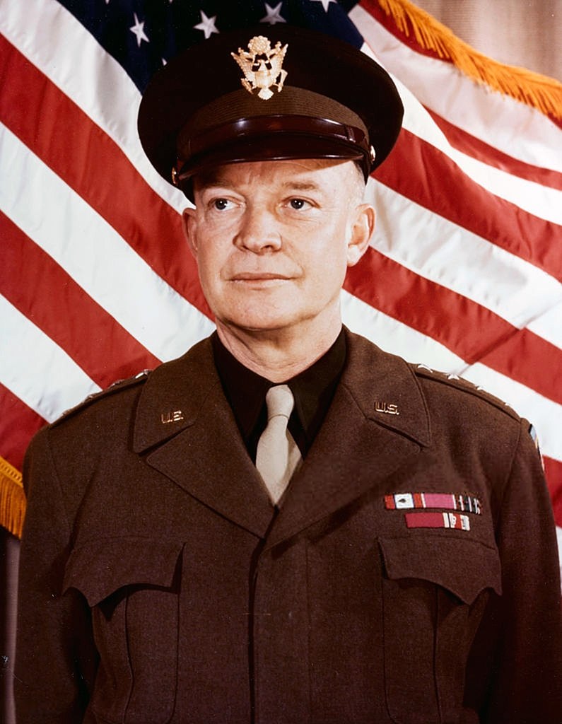 Generał Dwight Eisenhower na zdjęciu wykonanym w 1943 roku (domena publiczna).