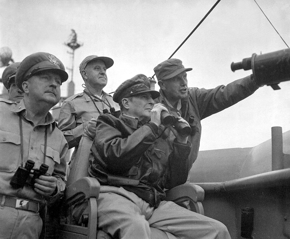Naczelny dowódca sił ONZ, generał Douglas MacArthur (w środku). Zdjęcie wykonane 15 września 1950 roku (domena publiczna).