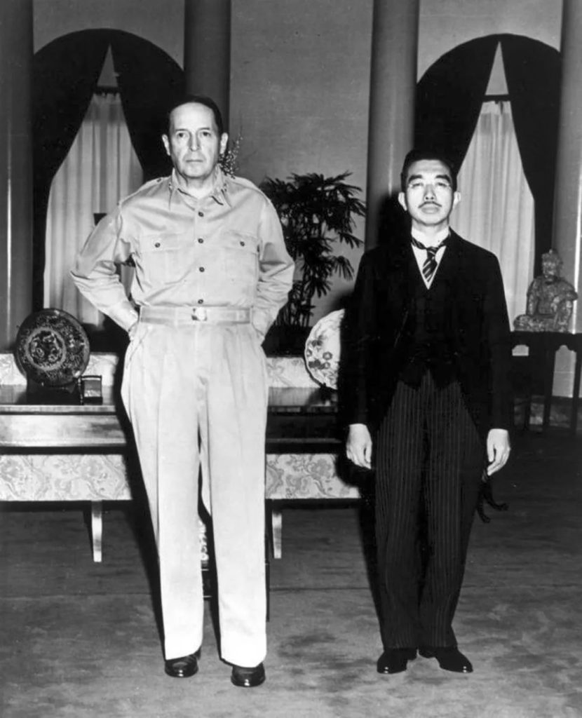 Generał Macarthur i cesarz Hirohito na zdjęciu wykonanym 28 września 1945 roku (Gaetano Faillace/domena publiczna).