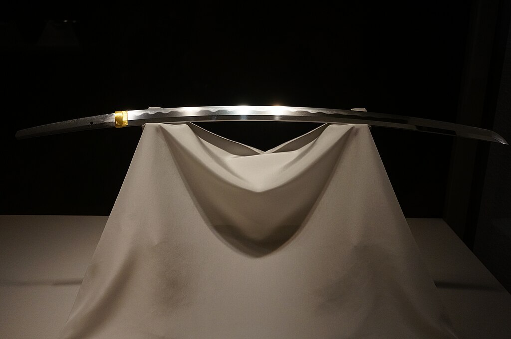 Głownia samurajskiego miecza z XIV wieku bez oprawy (SLIMHANNYA/CC BY-SA 4.0).