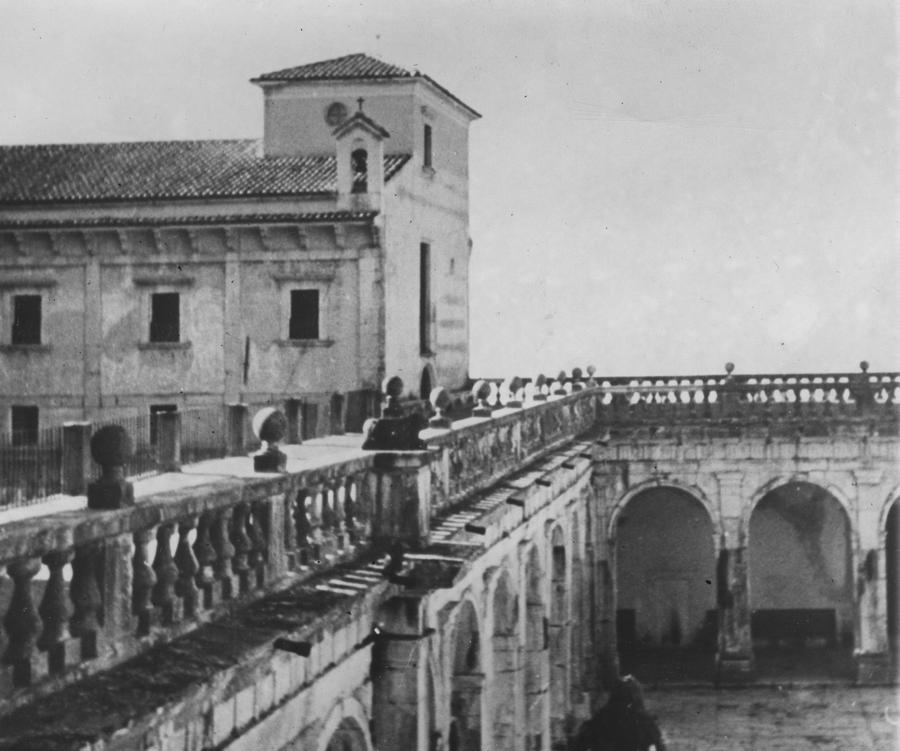 Klasztor na Monte Cassino przed jego zbombardowaniem (domena publiczna).