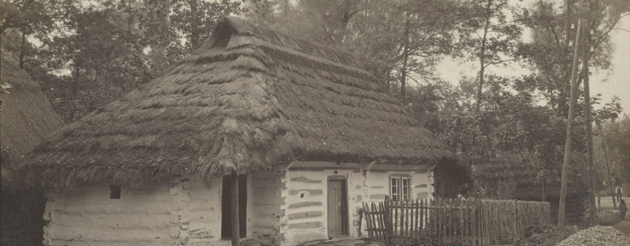 Galicyjska kurna chata ze wsi Przeciszów. Zdjęcie wykonane przed I wojną światową (Bruno Reiffenstein/domena publiczna).