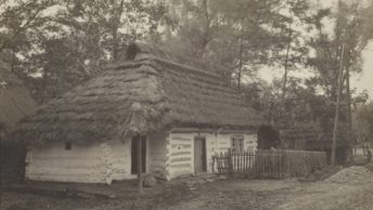 Galicyjska kurna chata ze wsi Przeciszów. Zdjęcie wykonane przed I wojną światową (Bruno Reiffenstein/domena publiczna).