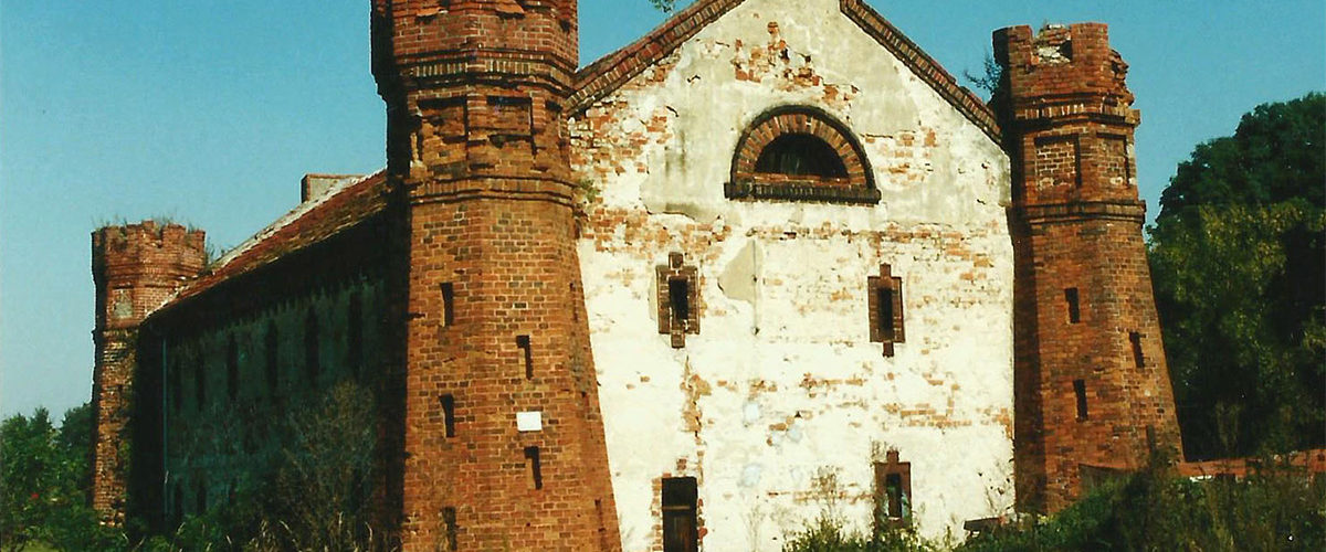 Murowany spichlerz dworski w Brzóstkowie wzniesiony około 1776 roku