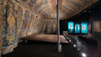 Obecny stan sali pod Meluzyną. W dawnej jadalni królowych na Wawelu znajduje się wystawy sztuki wschodniej.