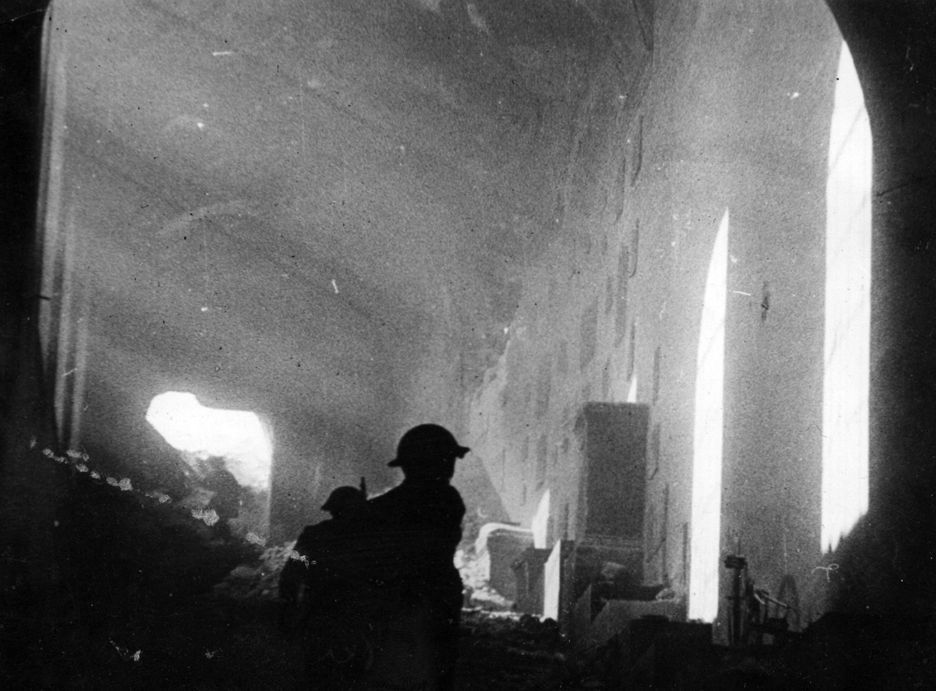 Polscy żołnierze w ruinach klasztoru na Monte Cassino (domena publiczne).