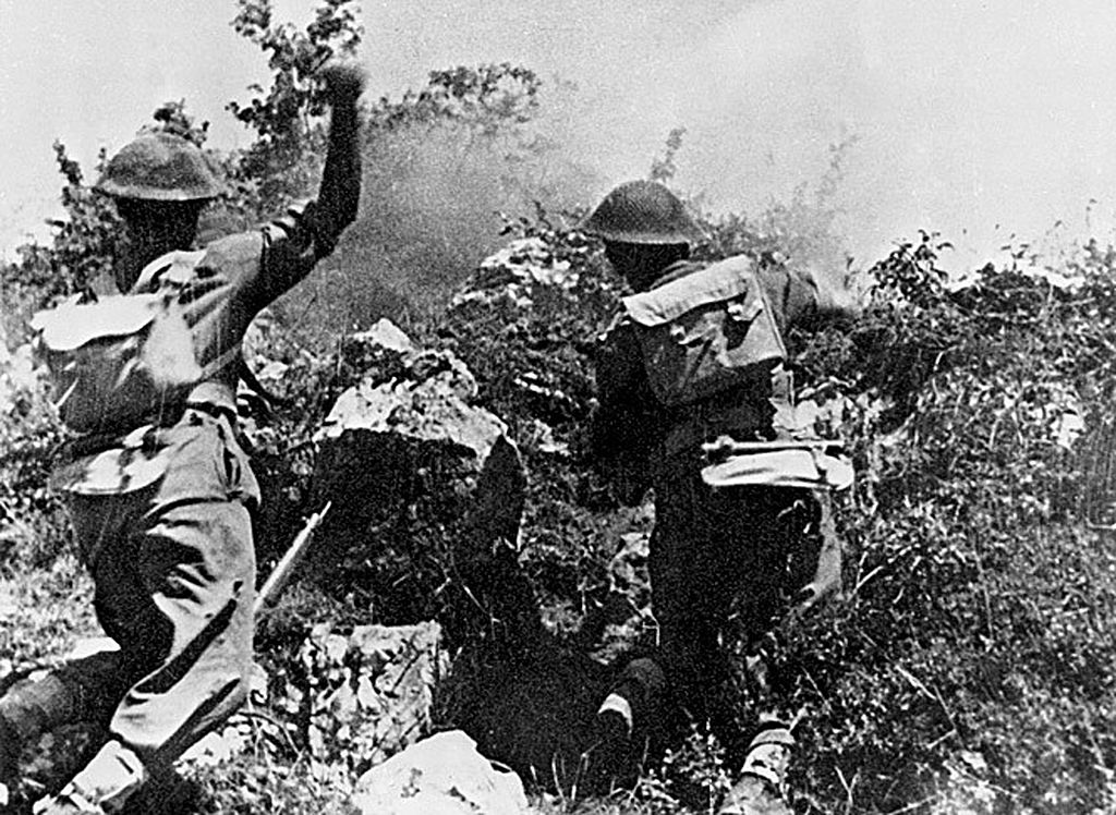 Polscy żołnierzy podczas szturmu na Monte Cassino (domena publiczna).