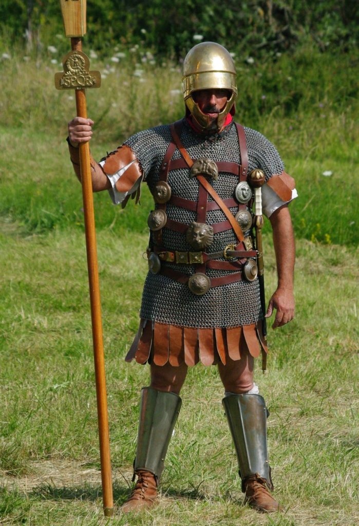 Rekonstruktor starożytnego rzymskiego legionisty z okresu wojny galijskiej (Elliott Sadourny/CC BY-SA 3.0).