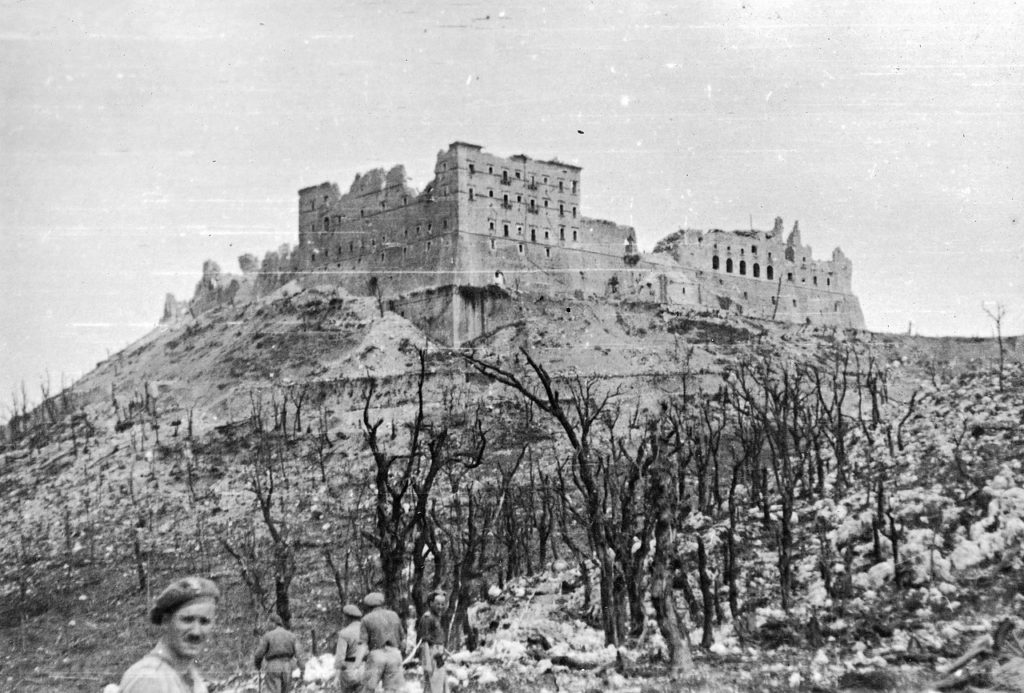 Ruiny klasztoru na Monte Cassino. Maj 1945 (domena publiczna). 