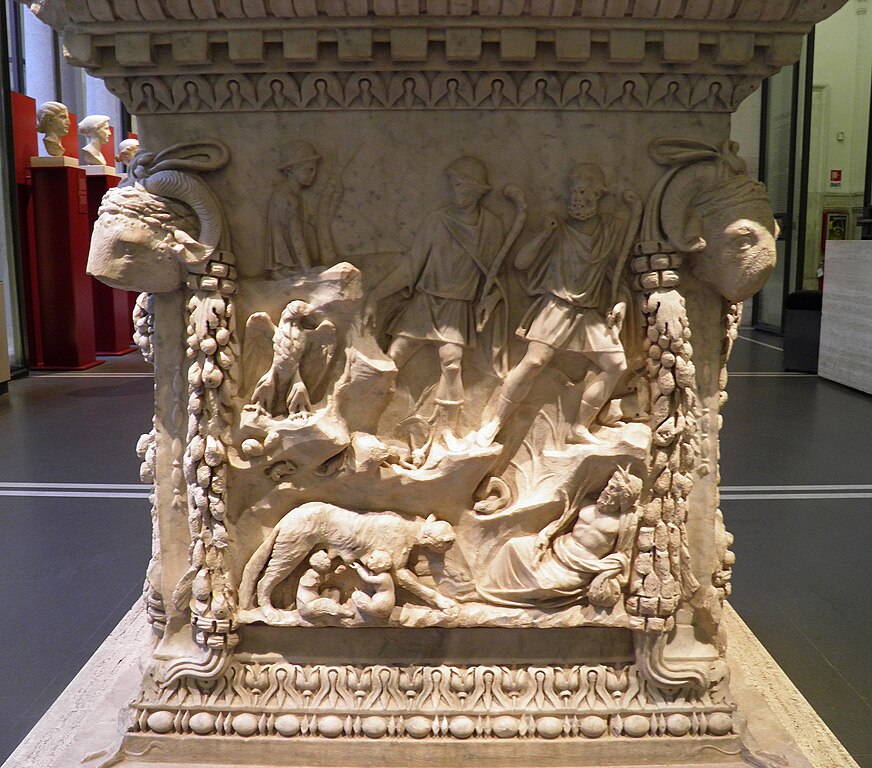 Starożytny rzymski ołtarz przedstawiający scenę odkrycia groty, w której wilczyca opiekowała się Romulusem i Remusem (Carole Raddato/CC BY-SA 2.0).