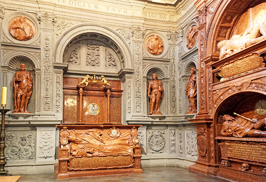 Wnętrze Kaplicy Zygmuntowskiej na Wawelu. Z prawej widoczne posągi królów.