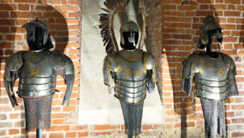 Zbroje husarskie w kolekcji zamku na Wawelu (fot. Kamil Janicki)