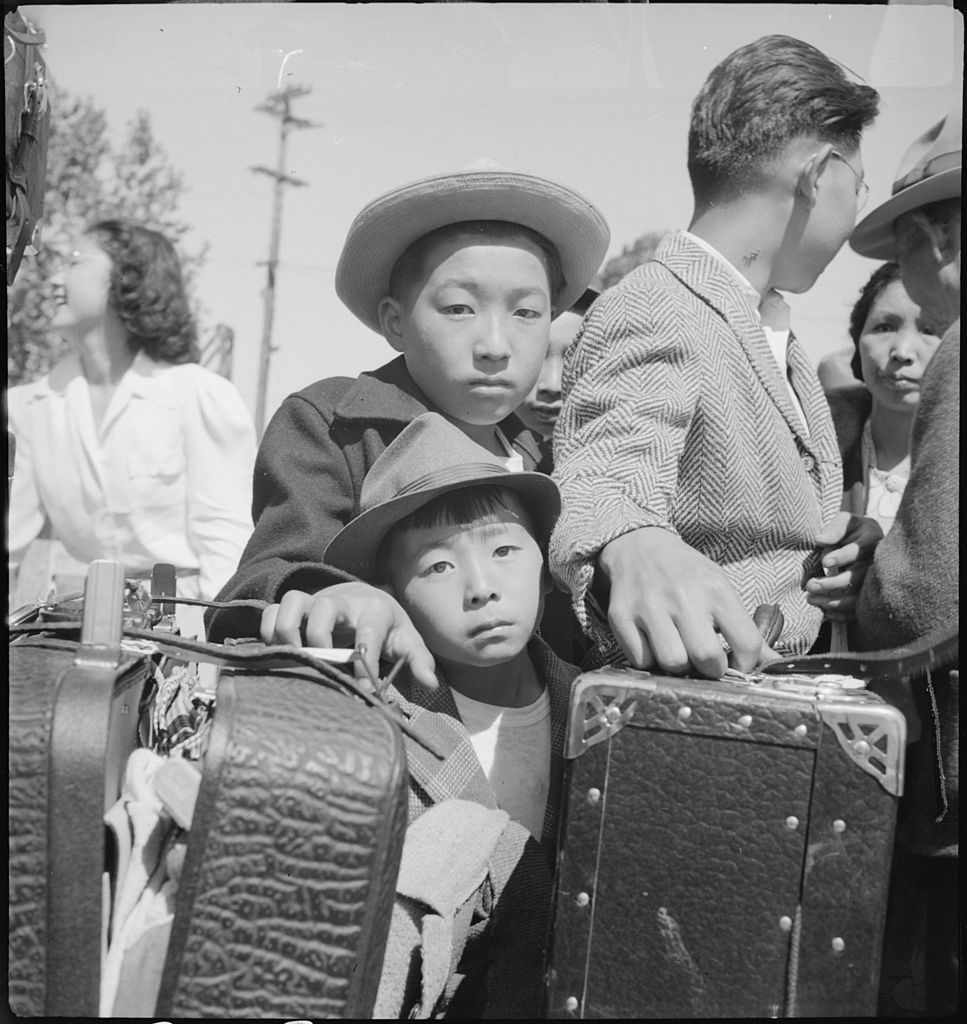 Amerykańskie dzieci japońskiego pochodzenia internowane w 1942 roku (Dorothea_Lange/domena publiczna).
