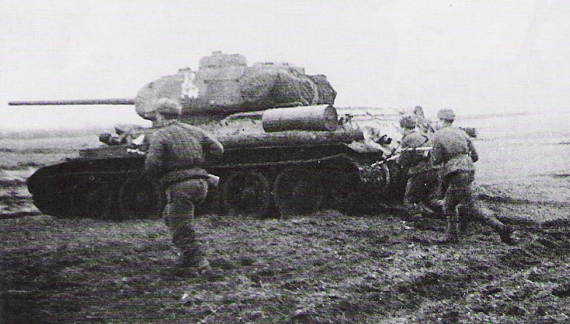 Atak sowieckich czołgów i piechoty. Styczeń 1945 (domena publiczna).