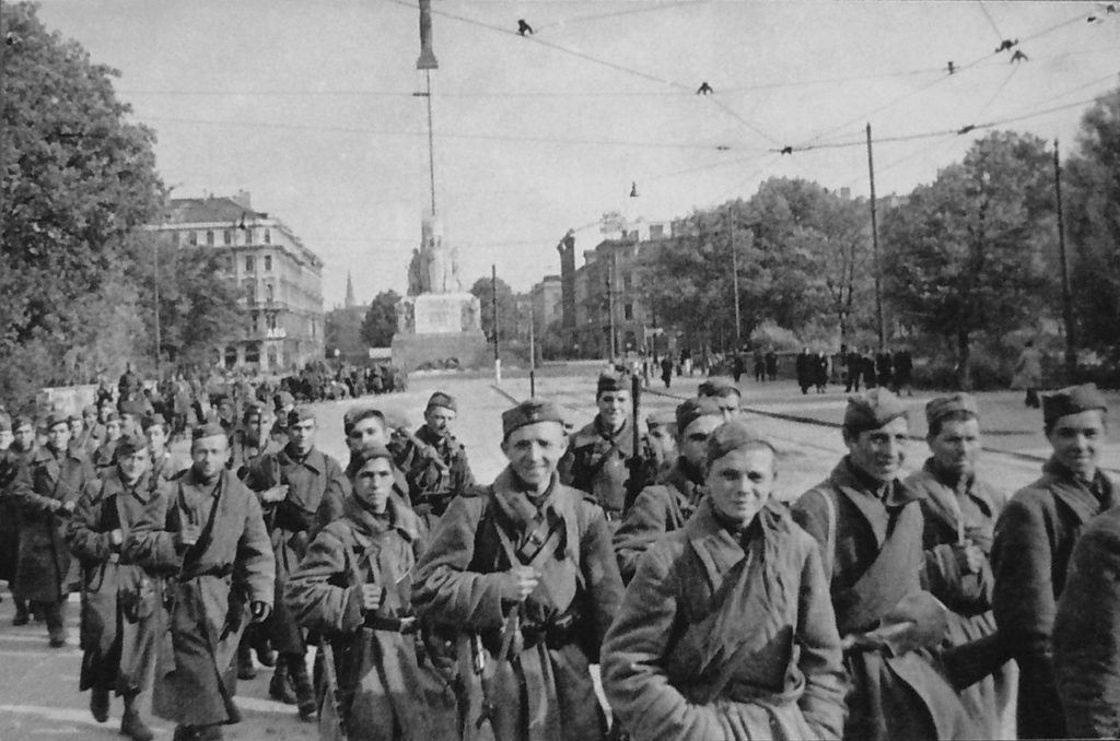 Czerwonoarmiści na zdjęciu z października 1944 roku (domena publiczna).