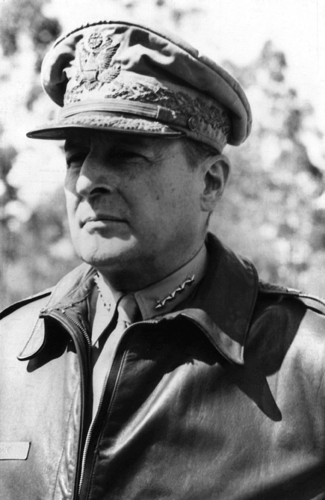 Generał MacArthur na zdjęciu wykonanym w 1951 roku (domena publiczna).