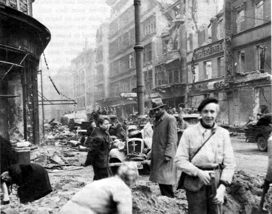 Jedna z ulic zrujnowanego Berlina na zdjęciu z maja 1945 roku (domena publiczna).