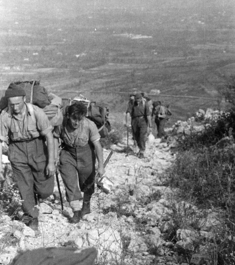 Maj 1944 r., zaopatrzenie oddziałów 3 DSK pod Monte Cassino. Zdjęcie i podpis z książki Monte Cassino 1944.