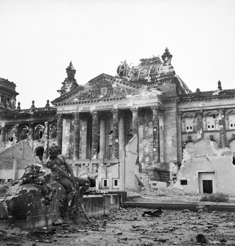 Ruiny Reichstagu na zdjęciu wykonanym w czerwcu 1945 roku  (domena publiczna).