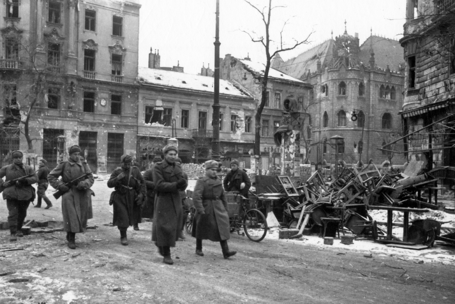 Żołnierze Armii Czerwonej w zdobytym Budapeszcie (Fortepan/CC BY-SA 3.0).