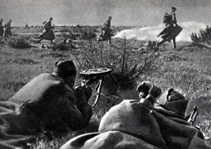 Sowiecka piechota podczas walki. Jesień 1944 (domena publiczna).