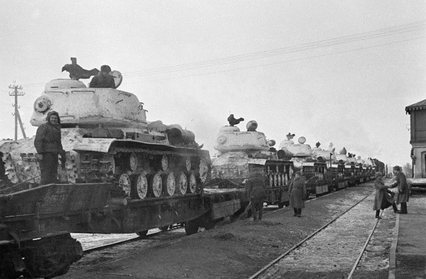Sowieckie ciężkie czołgi IS2 w drodze na front (domena publiczna).