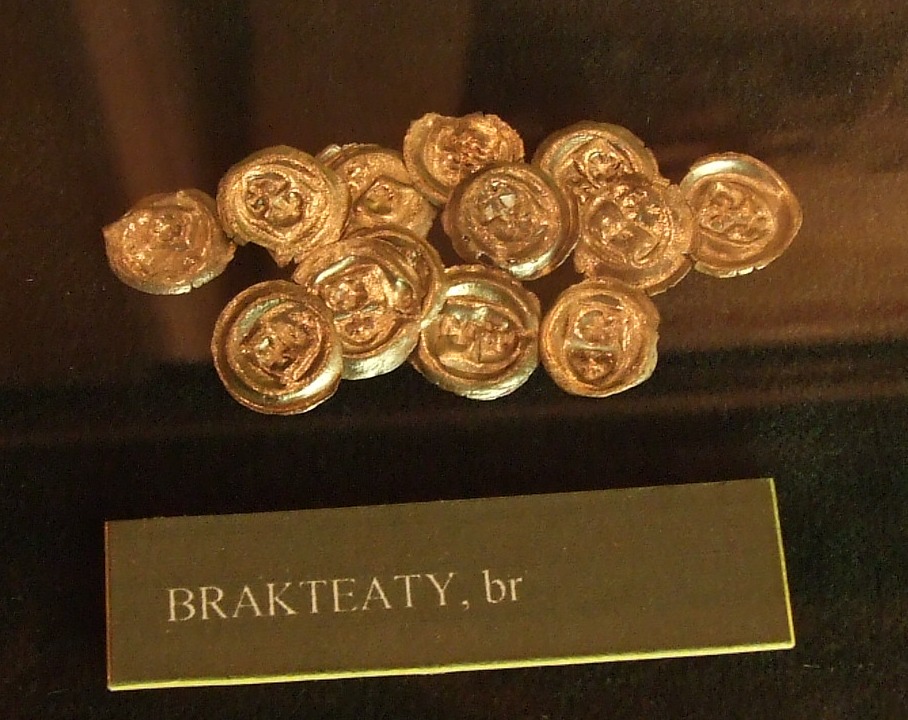 Średniowieczne brakteaty (Aktron/CC BY 3.0).
