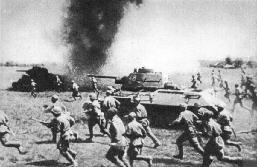 Szturm sowieckiej piechoty wspieranej przez czołgi (domena publiczna).