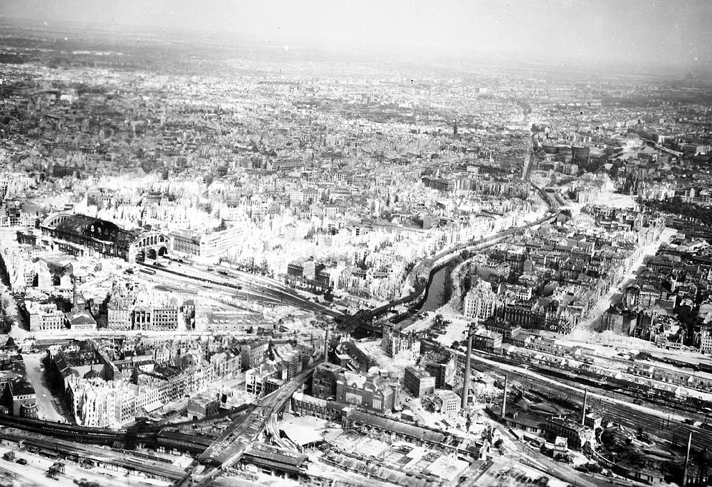 Zdjęcie lotnicze Berlina z 1945 roku (domena publiczna). 