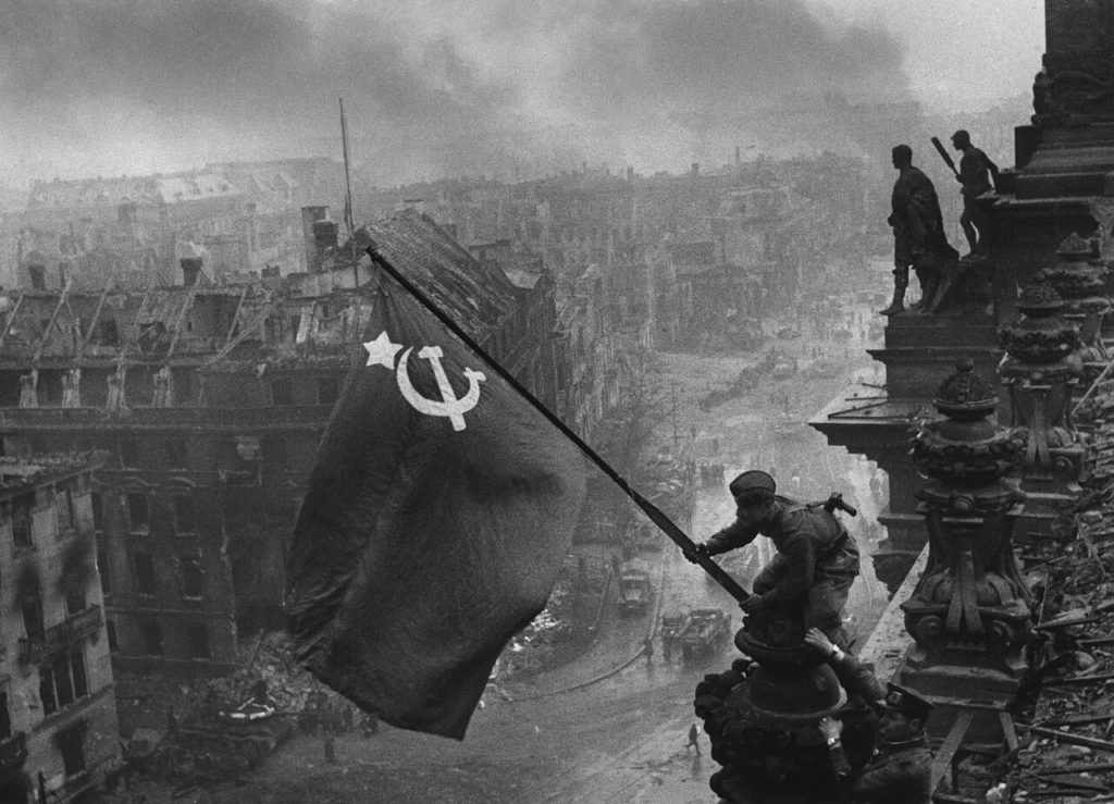 Zawieszenie czerwonego sztandaru na Reichstagu (Jewgienij Chałdiej/domena publiczna).