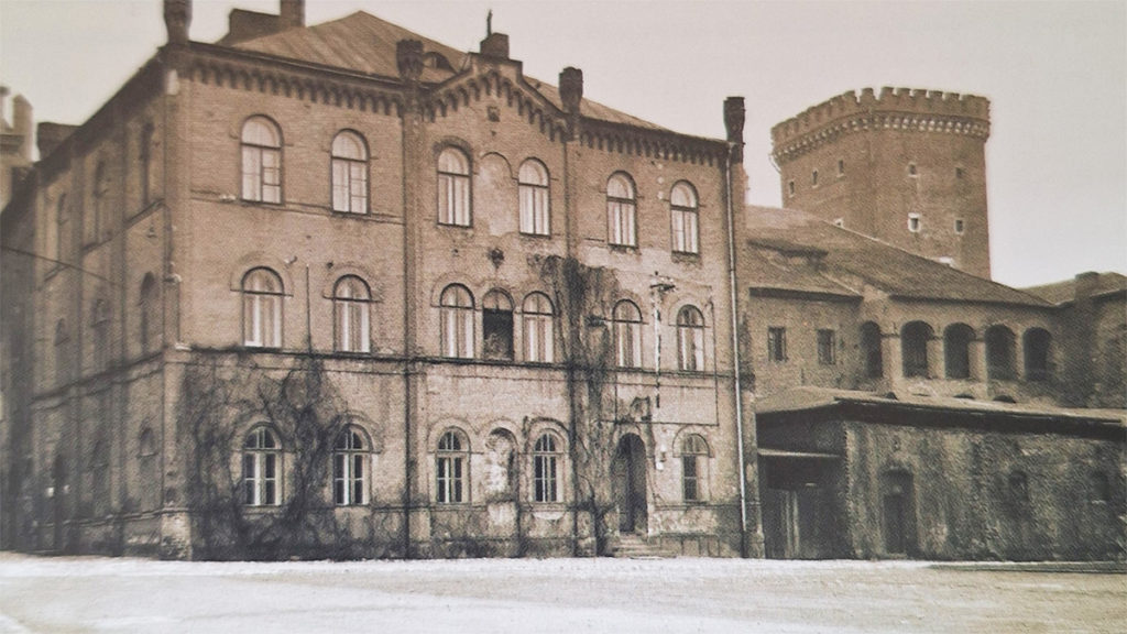 Austriacki budynek administracyjny koszar na Wawelu. Fotografia z ok. 1920 roku.