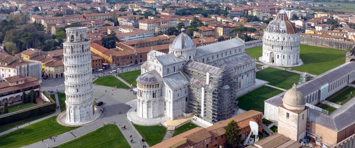 Katedra w Pizie oraz jej kampanila - tzw. Krzywa Wieża (fot. Arne Müseler, lic. CC-BY-SA 3,0).