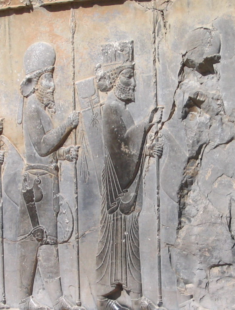 Medyjski (po lewej) i perski wojownik na płaskorzeźbie z Persepolis (AlbertHerring/CC BY-SA 2.0).
