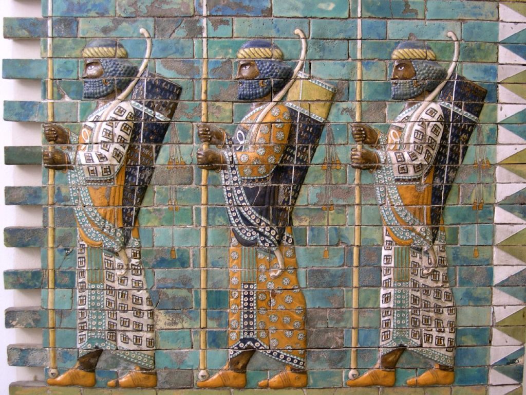 Perscy wojownicy na polichromii z pałacu w Suzie (Muzeum Pergamońskie/CC BY 2.0).
