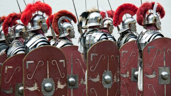 Rekonstruktorzy w zbrojach legionistów starożytnego Rzymu